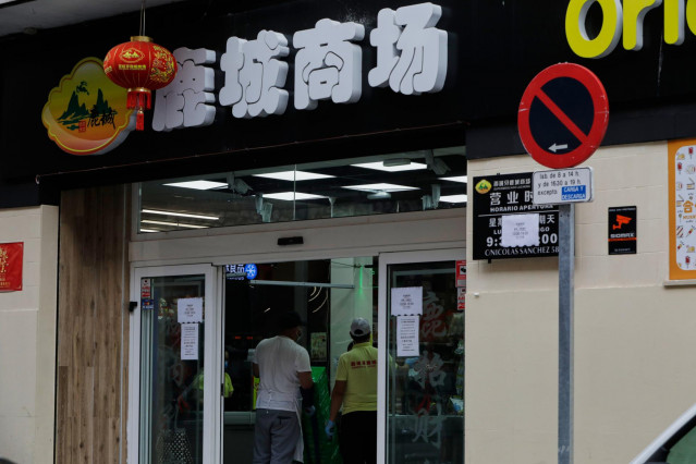 Archivo - Un supermercado chino en Usera, distrito conocido como el 'Chinatown' de Madrid