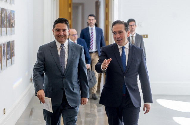 El ministro de Relaciones Exteriores, Cooperación africana y marroquíes en el extranjero, Nasser Bourita (i) y el ministro de Asuntos Exteriores, Unión Europea y Cooperación, José Manuel Albares (d).