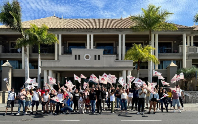 Concentración de trabajadores en un hotel del sur de Tenerife con motivo de la huelga turística