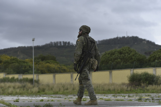 Archivo - Un militar durante un ejercicio, a 21 de marzo de 2024, en Ceuta (España).
