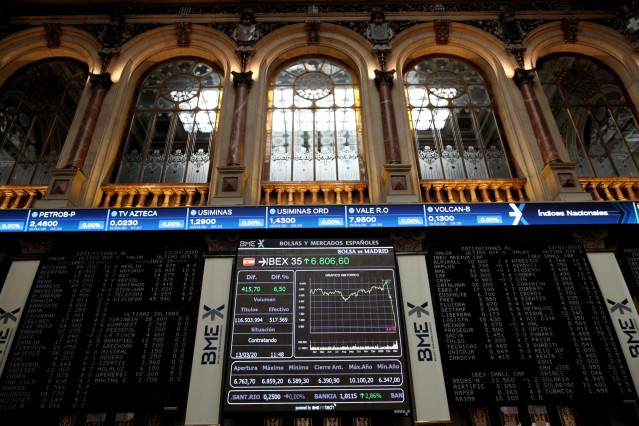 Archivo - Paneles con datos actualizados de la Bolsa Española