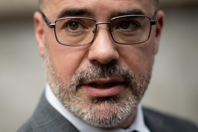 El delegado del Gobierno en la Comunidad de Madrid, Francisco Martín, asiste al minuto de silencio por el asesinato de una menor de 5 años por presunta violencia vicaria en la provincia de Murcia el pasado 1 de abril, en la Delegación del Gobierno, a 4 de