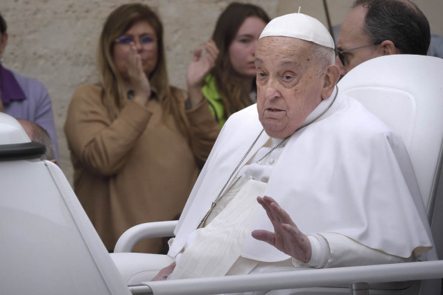 El Papa Francisco durante la impartición de la bendición 'Urbi et Orbi' y desea 