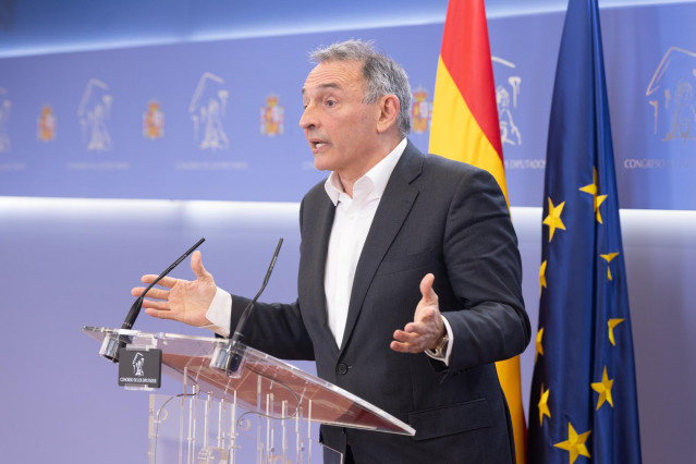 Archivo - El portavoz de Sumar en la Comisión de Interior del Congreso, Enrique Santiago, durante una rueda de prensa, en el Congreso de los Diputados, a 30 de enero de 2025, en Madrid (España).