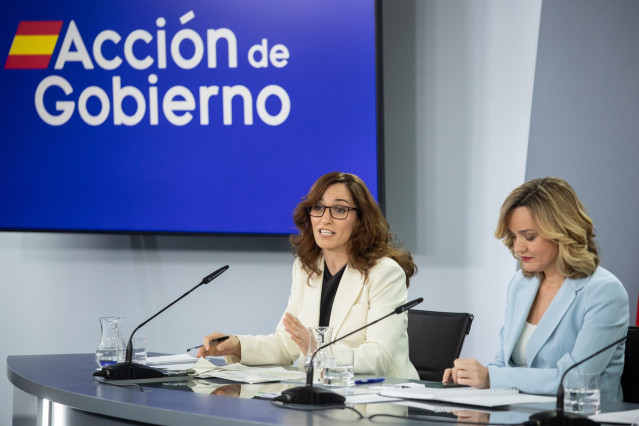 La ministra de Sanidad, Mónica García (i) y la ministra Portavoz, Pilar Alegría (d), durante una rueda de prensa posterior a la reunión del Consejo de Ministros, en el Palacio de La Moncloa, a 8 de abril de 2025, en Madrid (España).
