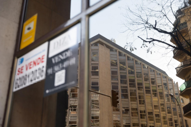 Archivo - Un cartel de 'Se vende' en un portal de un edificio de viviendas en Madrid