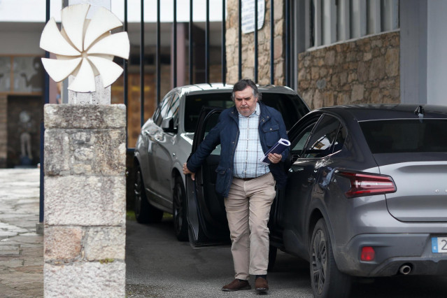 Un grupo de más de 30 trabajadores continúa a las puertas de la factoría Sargadelos, sin acceder a sus puestos de trabajo, a 8 de abril de 2025, en Cervo, Lugo, Galicia (España). A pesar del acuerdo alcanzado a última hora de ayer lunes entre la fábrica d
