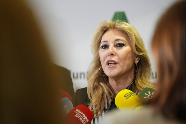 La consejera de Economía, Hacienda y Fondos Europeos y portavoz de la Junta de Andalucía, Carolina España, atiende a los medios de comunicación antes de la firma del convenio. A 23 de abril de 2025 en Sevilla, Andalucía (España).