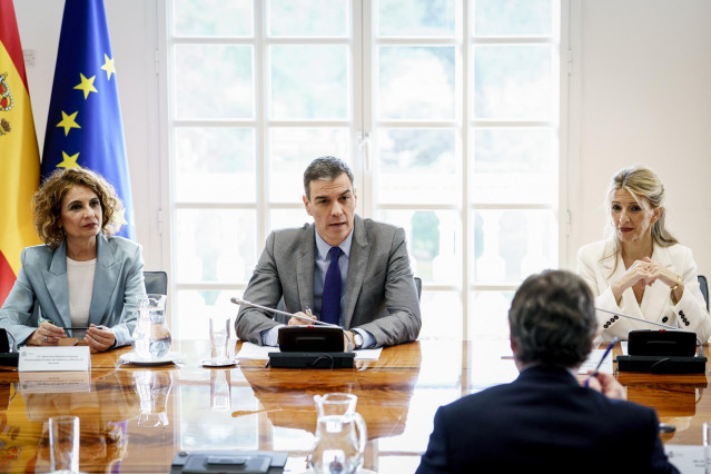 (I-D) La vicepresidenta primera, María Jesús Montero; el presidente del Gobierno, Pedro Sánchez y la vicepresidenta segunda, Yolanda Díaz, durante su reunión a 2 de abril de 2025, en Madrid (España).