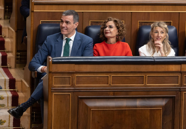 (I-D) El presidente del Gobierno, Pedro Sánchez; la ministra de Hacienda, María Jesús Montero y la vicepresidenta segunda, Yolanda Díaz, durante una sesión plenaria en el Congreso de los Diputados, a 26 de marzo de 2025, en Madrid (España).