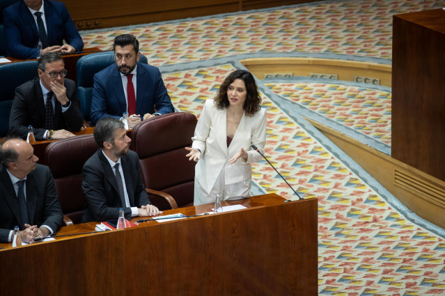La presidenta de la Comunidad de Madrid, Isabel Díaz Ayuso, interviene durante un pleno en la Asamblea de Madrid, a 24 de abril de 2025, en Madrid (España).