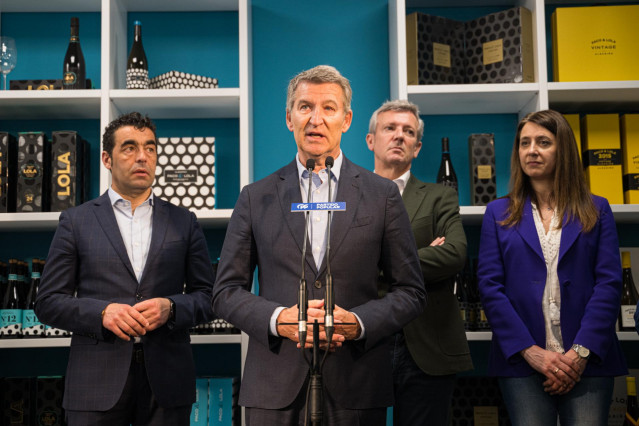 El presidente del Partido Popular, Alberto Núñez Feijóo, ofrece declaraciones a los medios tras visitar la bodega Paco y Lola, a 24 de abril de 2025, en Meaño, Pontevedra, Galicia (España).