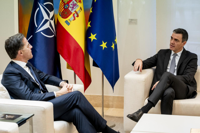 Archivo - El presidente del Gobierno, Pedro Sánchez (d), y el secretario general de la OTAN, Mark Rutte (i), durante una reunión, en el Complejo de la Moncloa, a 27 de enero de 2025