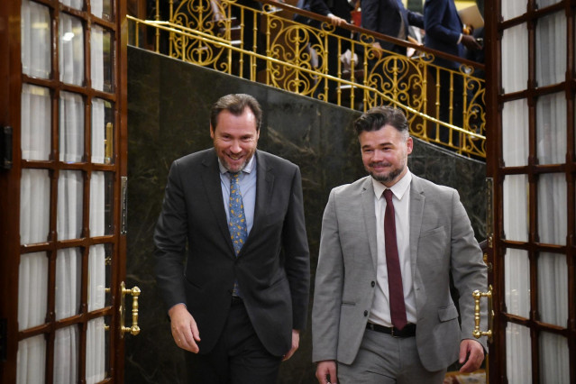 El ministro de Transporte y Movilidad Sostenible, Óscar Puente (i), y el portavoz de ERC en el Congreso, Gabriel Rufián (d), durante una sesión plenaria en el Congreso de los Diputados, a 10 de abril de 2025, en Madrid (España).