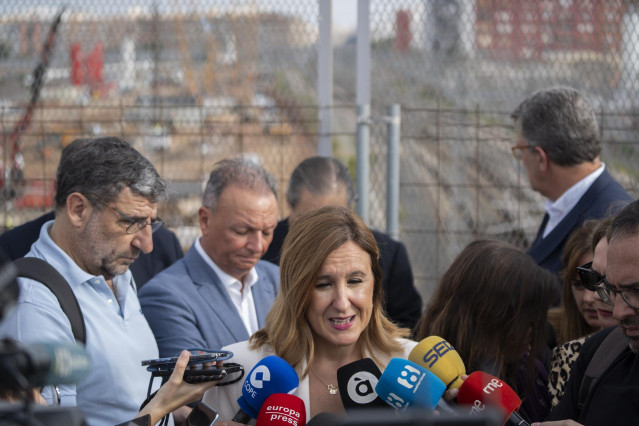 Archivo - La alcaldesa de València, María José Catalá, ofrece declaraciones a los medios