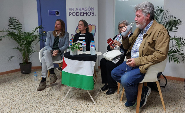 El secretario de Organización estatal de Podemos, Pablo Fernández, junto a las representantes de Podemos Aragón en el Consejo de Coordinador Estatal, María Goikoetxea y Pilar Gimeno, y Juantxo Uralde, de Alianza Verde.