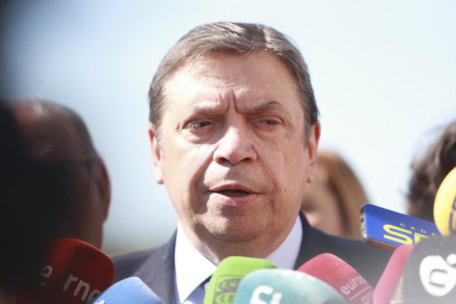 Archivo - El ministro de Agricultura, Pesca y Alimentación, Luis Planas, atiende a los medios de comunicación. Imagen de archivo.
