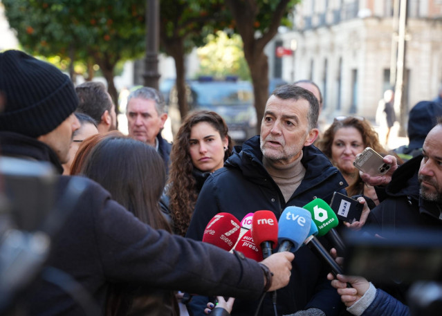 Archivo - El coordinador federal de Izquierda Unida, Antonio Maíllo (c), atiende a los medios de comunicación.