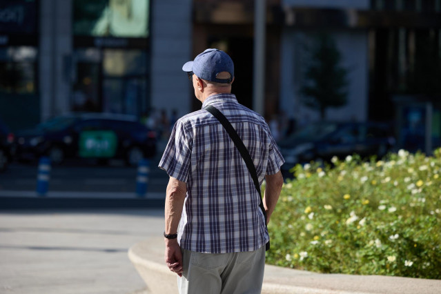 Archivo - Un pensionista caminando por una calle de Madrid