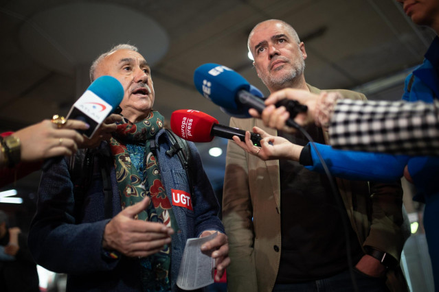 El secretario general de UGT, Pepe Álvarez (i), y el secretario general de CCOO, Unai Sordo (d), atienden a los medios de comunicación durante el reparto de octavillas con motivo del 1º de mayo, en la estación de tren Puerta de Atocha-Almudena Grandes