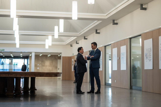 Archivo - El ministro de Asuntos Exteriores, Unión Europea y Cooperación, José Manuel Albares, y el presidente del Gobierno, Pedro Sánchez