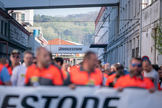 Decenas de personas durante la manifestación de la plantilla de Bridgestone en la jornada de huelga por el ERE, a 8 de abril de 2025, en Basauri, Vizcaya, País Vasco (España).