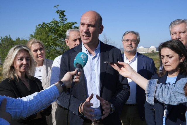 El portavoz del PP de Extremadura, José Ángel Sánchez Juliá, atiende a los medios de comunicación en su visita a la central nuclear de Almaraz.