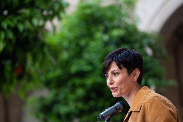 La ministra de Vivienda y Agenda Urbana, Isabel Rodríguez, interviene durante un encuentro con los alcaldes y alcaldesas de los municipios afectados por la DANA, en València.