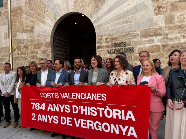 Concentración de representantes del PSPV por el 25 d'Abril a las puertas de Les Corts