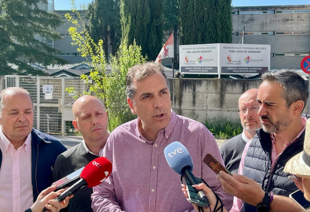 Samuel Vázquez atiende a los medios en Salamanca.