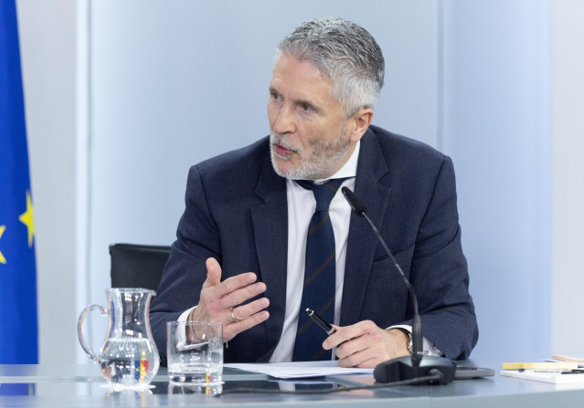 El ministro del Interior, Fernando Grande-Marlaska, durante una rueda de prensa posterior a la reunión del Consejo de Ministros, en el Palacio de La Moncloa, a 1 de abril de 2025, en Madrid (España).