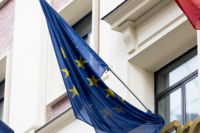 Archivo - Una bandera de la Unión Europea, a 3 de enero de 2024, en Madrid (España). La bandera de la Unión Europea está formada por 12 estrellas amarillas dispuestas en círculo sobre un fondo azul. Las estrellas representan los ideales de solidaridad y a