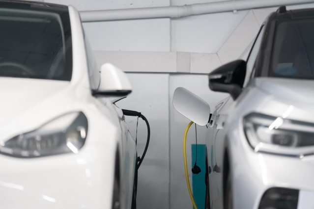 Archivo - Dos coches cargándose en un punto de carga público para coches eléctricos, a 14 de febrero de 2025, en Barcelona, Cataluña (España).