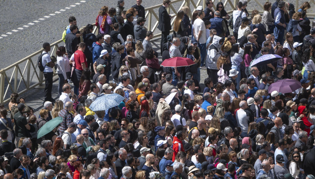 Decenas de personas hacen cola en la Plaza de San Pedro, a 25 de abril de 2025, en Ciudad del Vaticano (Italia). Casi 130.000 personas han presentado sus respetos al pontífice, muchas de las cuales h