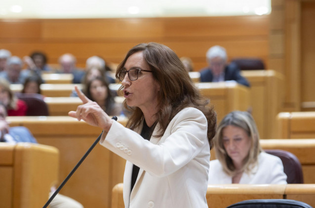 La ministra de Sanidad, Mónica García, interviene durante una sesión de control en el Senado, a 8 de abril de 2025, en Madrid (España).