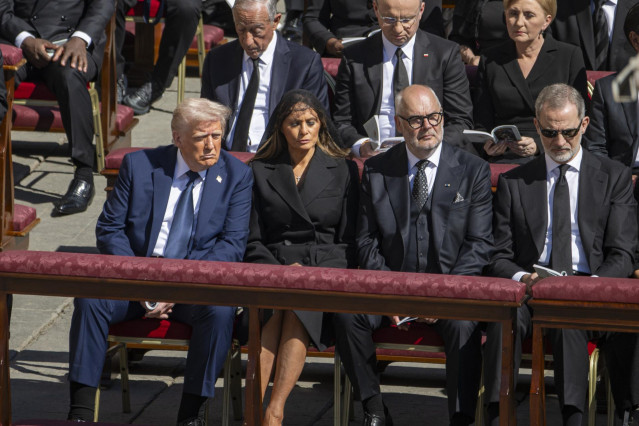 El presidente de EEUU, Donald Trump (i), la primera dama de EEUU, Melania Trump (2i), y el Rey Felipe VI (d) durante el funeral del Papa, en la plaza de San Pedro, a 26 de abril de 2025, en Ciudad del Vaticano.