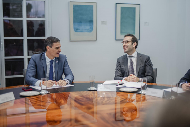 Archivo - El presidente del gobierno, Pedro Sánchez y el ministro de Economía, Carlos Cuerpo.