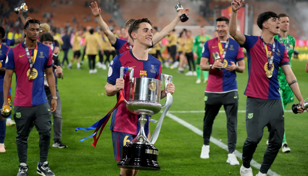EuropaPress 6679600 pablo martin gavi of fc barcelona celebrates with the trophy during the (1)