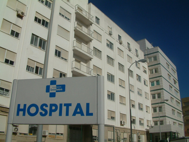 Archivo - Imagen de archivo del exterior del Hospital de Ceuta, donde ejercía de pediatra.