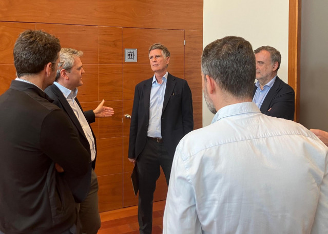 El presidente del Cercle d'Economia, Jaume Guardiola, charlando con periodistas.