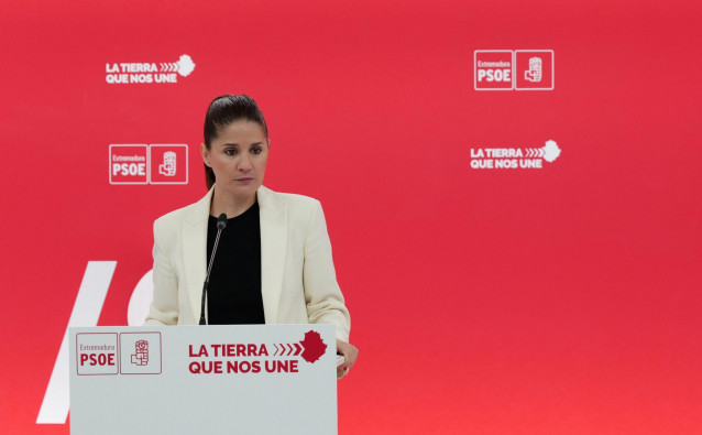 La portavoz del PSOE de Extremadura, Isabel Gil Rosiña, en una rueda de prensa en Mérida.