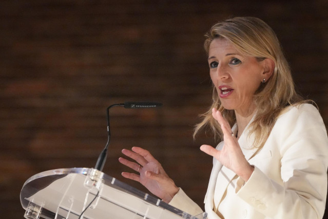 La vicepresidenta segunda y ministra de Trabajo y Economía Social, Yolanda Díaz, participa en la jornada ‘La Dignidad del Cuidado y de las Cuidadoras: Un Diálogo a Tres Voces’, a 9 de abril de 2025, en Deusto, San Sebastián, País Vasco (España).