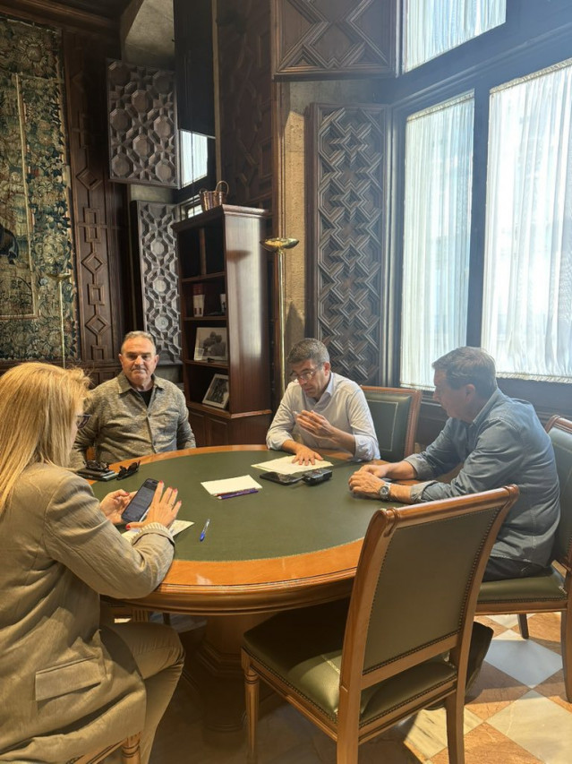 El 'president' de la Generalitat, Carlos Mazón, mantiene una reunión de seguimiento y evolución de la situación provocada por el apagón, en el Palau de la Generalitat