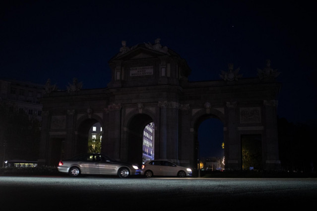 Vista de la Puerta de Alcalá tras el apagón eléctrico en Madrid, España, el 28 de abril de 2025.