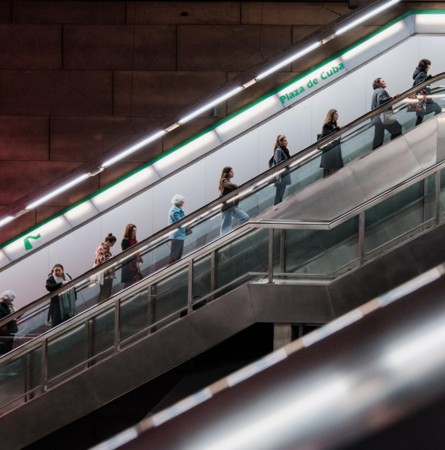 Archivo - Viajeros en la estación de metro de Plaza de Cuba