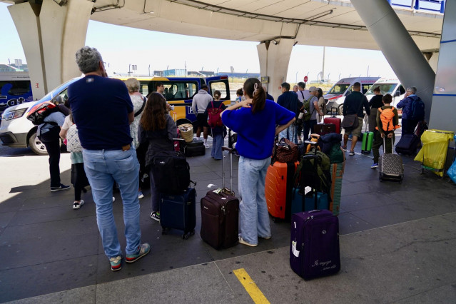 Numerosas personas esperan en la parada de taxi del aeropuerto de Málaga durante el apagón eléctrico generalizado. A 28 de abril de 2025, en Málaga (Andalucía, España).