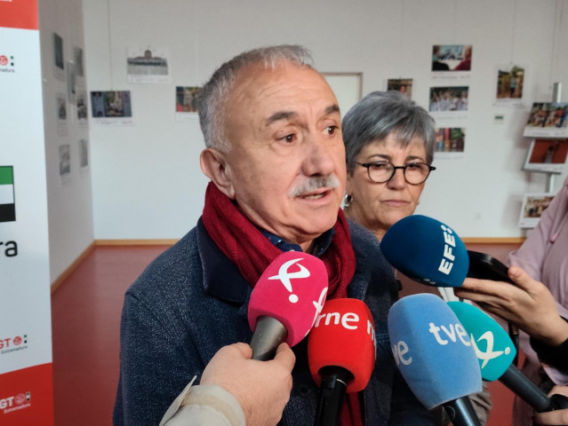 El secretario general de UGT Extremadura, Pepe Álvarez, en declaraciones a los medios en Mérida.