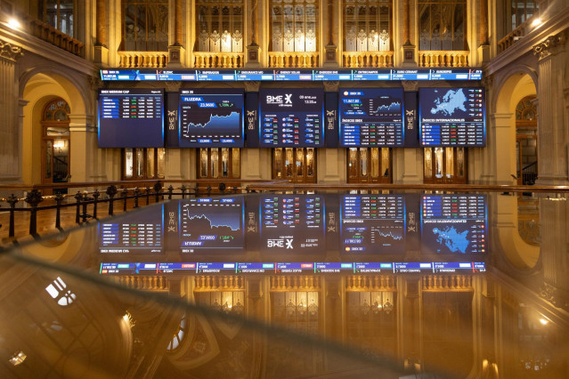 Archivo - Paneles del Ibex, en el Palacio de la Bolsa de Madrid, a 9 de enero de 2024, en Madrid (España).