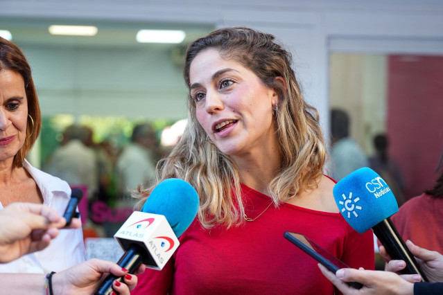 Archivo - La secretaria de Organización de Movimiento Sumar, Lara Hernández atiende a los medios de comunicación, a 21 de octubre de 2024 en Sevilla, Andalucía (España).