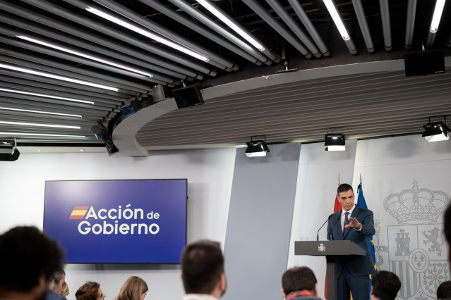 El presidente del Gobierno, Pedro Sánchez, comparece ante los medios, en el Palacio de la Moncloa, a 29 de abril de 2025, en Madrid (España).